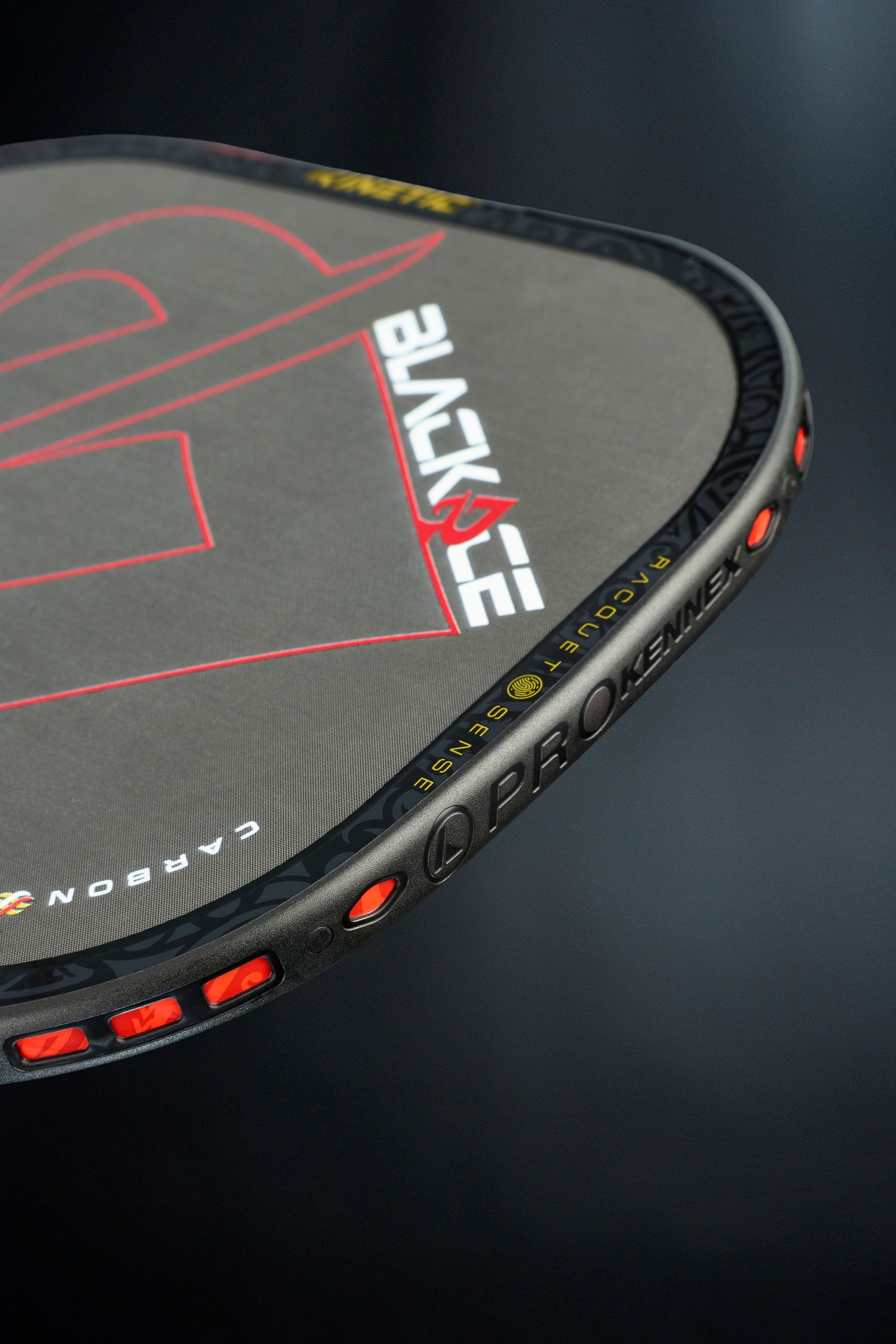 ProKennex Black Ace Avenger 11｜11mm 超薄型空氣動力球拍（Kinetic 專利防護、極致攻速、T700 原生碳纖維）